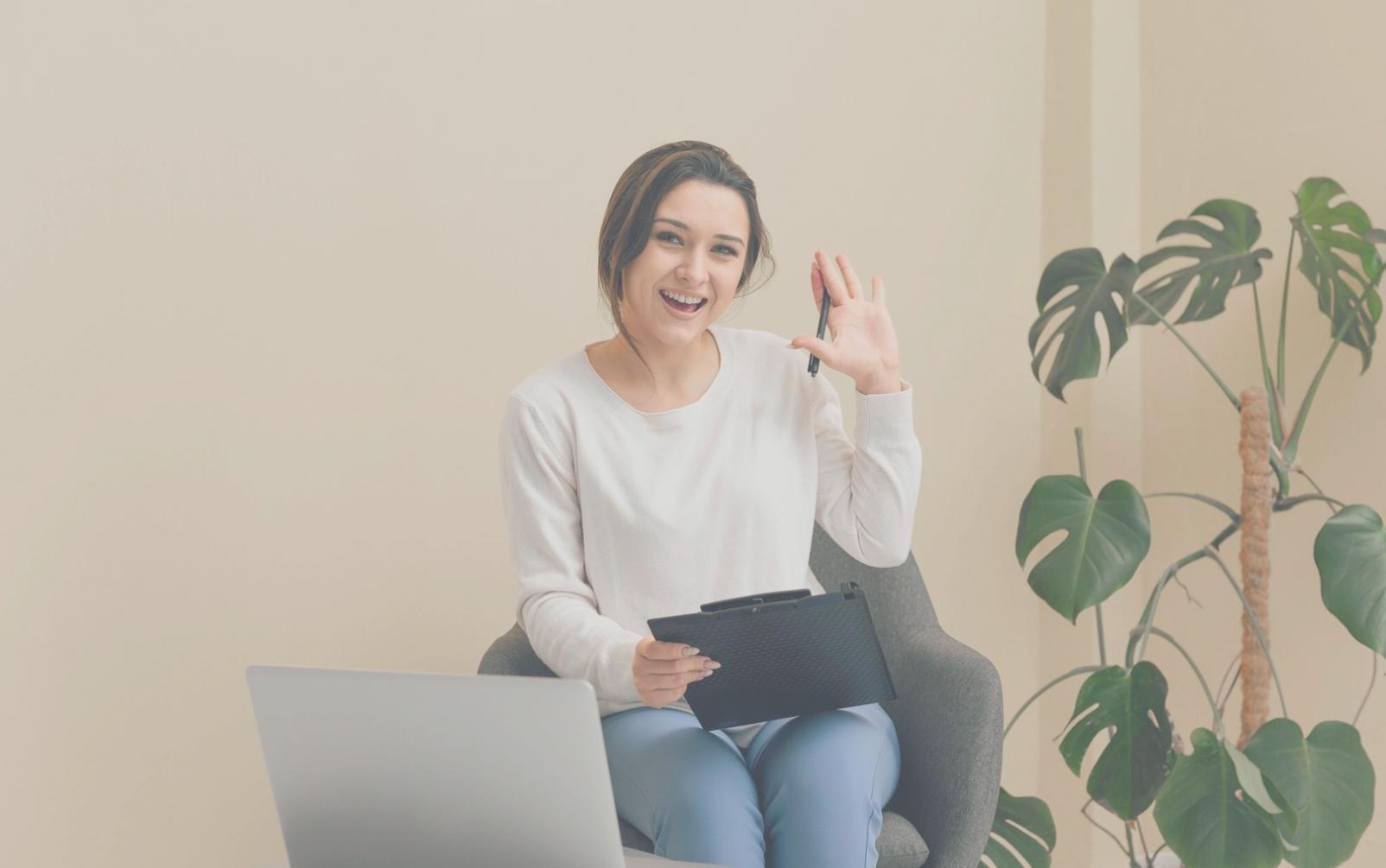 Studenti che lavorano in un laboratorio di cybersecurity con computer e strumenti professionali