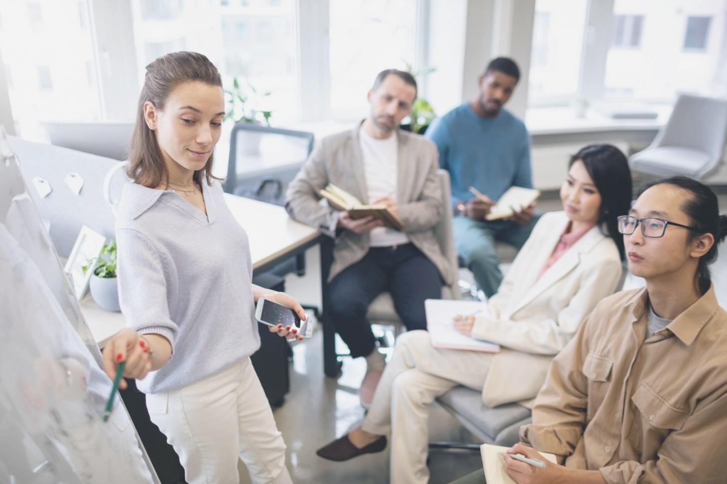 Aula moderna con studenti che lavorano su simulazioni di sicurezza informatica